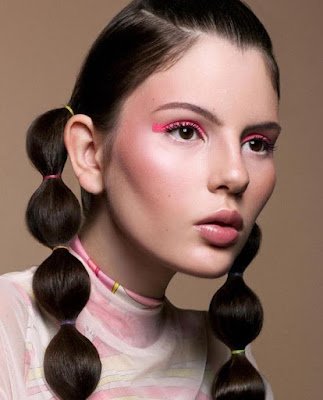 O efeito do penteado é conquistado apenas com elastiquinhos que você vai colocar pelo cabelo depois de fazer um rabo de cavalo, criando bolhas de cabelos.