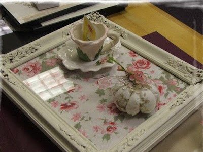 Monte uma prática bandeja com molduras antigas para sua casa.