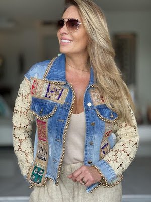 Para ter uma peça nova no seu guarda-roupa você pode muito usar o que está em seu guarda-roupa. Basta customizar a peça!