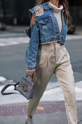 Para ter uma peça nova no seu guarda-roupa você pode muito usar o que está em seu guarda-roupa. Basta customizar a peça!