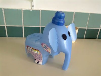 Como transformar garrafas de alvejante e amaciante em coisas incríveis e úteis