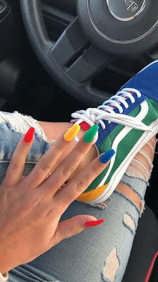 Turbine o visual de suas unhas investindo em esmaltes coloridos