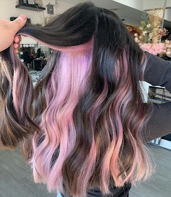 Destaques de cores "escondidas" nos cabelos podem ser usados por qualquer pessoa!