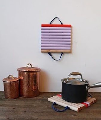 Os cabos de Vassouras ou rodos usados podem ser recicladas e aproveitados no artesanato e decoração de sua casa.