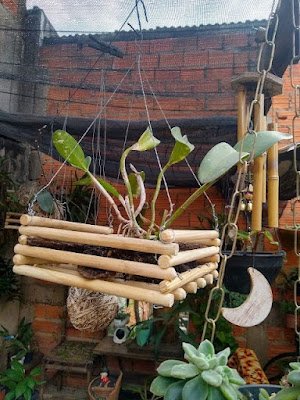 Os cabos de Vassouras ou rodos usados podem ser recicladas e aproveitados no artesanato e decoração de sua casa.