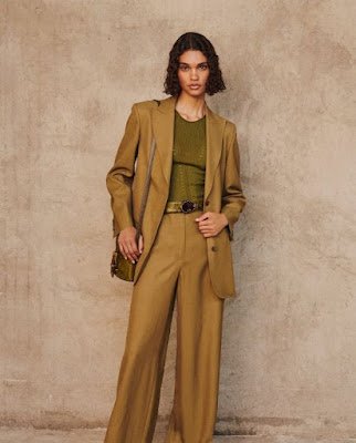 a wide leg traduz a busca por conforto e surge em versões que vão do jeans à alfaiataria.