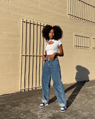 a wide leg traduz a busca por conforto e surge em versões que vão do jeans à alfaiataria.