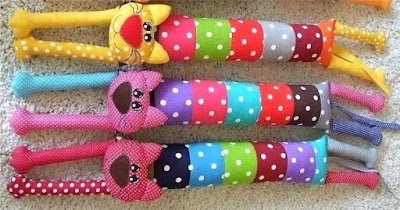 Amassar, pregar, dobrar, costurar, colar, tudo são modos de exercer a sua criatividade na hora da confecção, lembre-se também de usar outros elementos além dos tecidos.  Misture tecidos e cores, flores, laços e pompons, por exemplo, você pode manipular esses elementos como quiser.