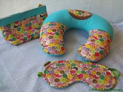 Amassar, pregar, dobrar, costurar, colar, tudo são modos de exercer a sua criatividade na hora da confecção, lembre-se também de usar outros elementos além dos tecidos.  Misture tecidos e cores, flores, laços e pompons, por exemplo, você pode manipular esses elementos como quiser.