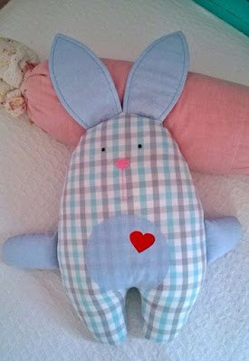 Amassar, pregar, dobrar, costurar, colar, tudo são modos de exercer a sua criatividade na hora da confecção, lembre-se também de usar outros elementos além dos tecidos.  Misture tecidos e cores, flores, laços e pompons, por exemplo, você pode manipular esses elementos como quiser.