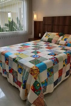 Amassar, pregar, dobrar, costurar, colar, tudo são modos de exercer a sua criatividade na hora da confecção, lembre-se também de usar outros elementos além dos tecidos.  Misture tecidos e cores, flores, laços e pompons, por exemplo, você pode manipular esses elementos como quiser.