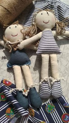 Amassar, pregar, dobrar, costurar, colar, tudo são modos de exercer a sua criatividade na hora da confecção, lembre-se também de usar outros elementos além dos tecidos.  Misture tecidos e cores, flores, laços e pompons, por exemplo, você pode manipular esses elementos como quiser.