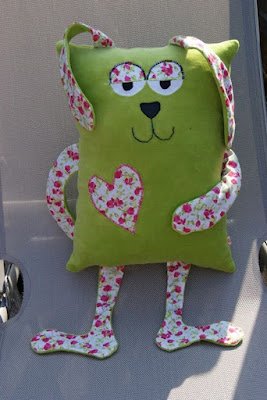 Amassar, pregar, dobrar, costurar, colar, tudo são modos de exercer a sua criatividade na hora da confecção, lembre-se também de usar outros elementos além dos tecidos.  Misture tecidos e cores, flores, laços e pompons, por exemplo, você pode manipular esses elementos como quiser.