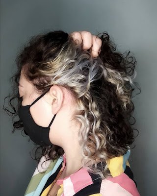 Destaques de cores "escondidas" nos cabelos podem ser usados por qualquer pessoa!