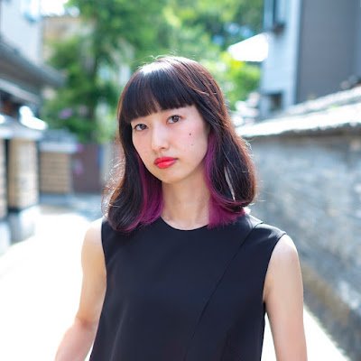 Destaques de cores "escondidas" nos cabelos podem ser usados por qualquer pessoa!