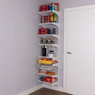 Se você também mora em uma casa ou apartamento que tem cômodos pequenos, você vai adorar as dicas de hoje de como ter uma despensa em uma cozinha com pouco espaço