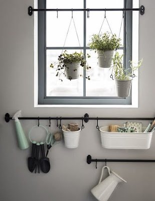 Uma boa alternativa para deixar tudo mais organizado em casa é com o uso de ganchos na decoração, que podem ser usados em qualquer cantinho, de uma maneira prática e fácil.