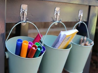 Uma boa alternativa para deixar tudo mais organizado em casa é com o uso de ganchos na decoração, que podem ser usados em qualquer cantinho, de uma maneira prática e fácil.