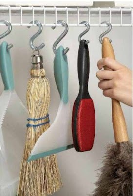 Uma boa alternativa para deixar tudo mais organizado em casa é com o uso de ganchos na decoração, que podem ser usados em qualquer cantinho, de uma maneira prática e fácil.