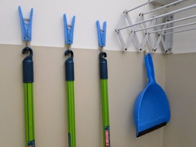 Uma boa alternativa para deixar tudo mais organizado em casa é com o uso de ganchos na decoração, que podem ser usados em qualquer cantinho, de uma maneira prática e fácil.