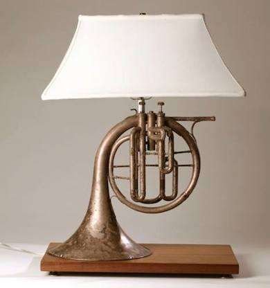 A palavra upcycle é usada para se referir aos objetos que foram criados a partir da técnica do upcycling, que consiste no reaproveitamento de objetos e materiais para criar novos itens, muitas vezes com funções diferentes, sem alterar as principais características do objeto original.