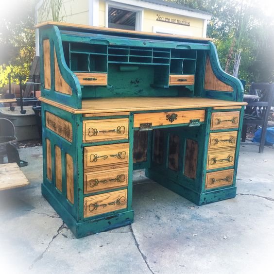 A palavra upcycle é usada para se referir aos objetos que foram criados a partir da técnica do upcycling, que consiste no reaproveitamento de objetos e materiais para criar novos itens, muitas vezes com funções diferentes, sem alterar as principais características do objeto original.