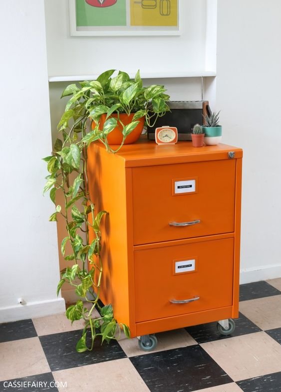 A palavra upcycle é usada para se referir aos objetos que foram criados a partir da técnica do upcycling, que consiste no reaproveitamento de objetos e materiais para criar novos itens, muitas vezes com funções diferentes, sem alterar as principais características do objeto original.