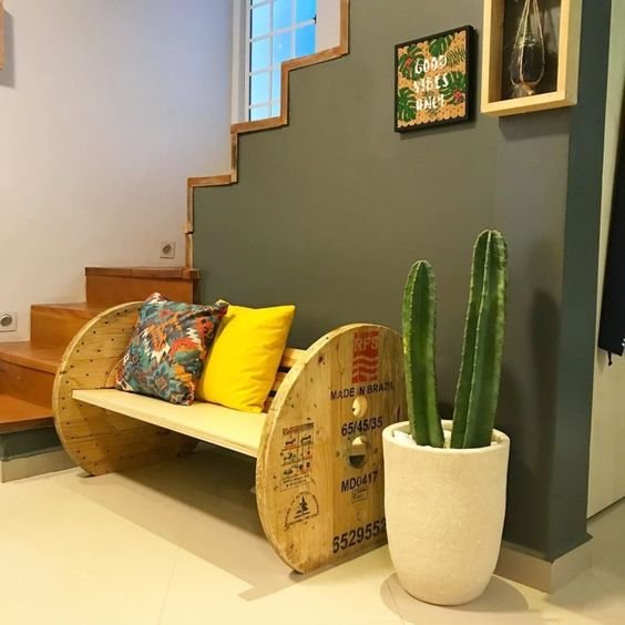 A palavra upcycle é usada para se referir aos objetos que foram criados a partir da técnica do upcycling, que consiste no reaproveitamento de objetos e materiais para criar novos itens, muitas vezes com funções diferentes, sem alterar as principais características do objeto original.