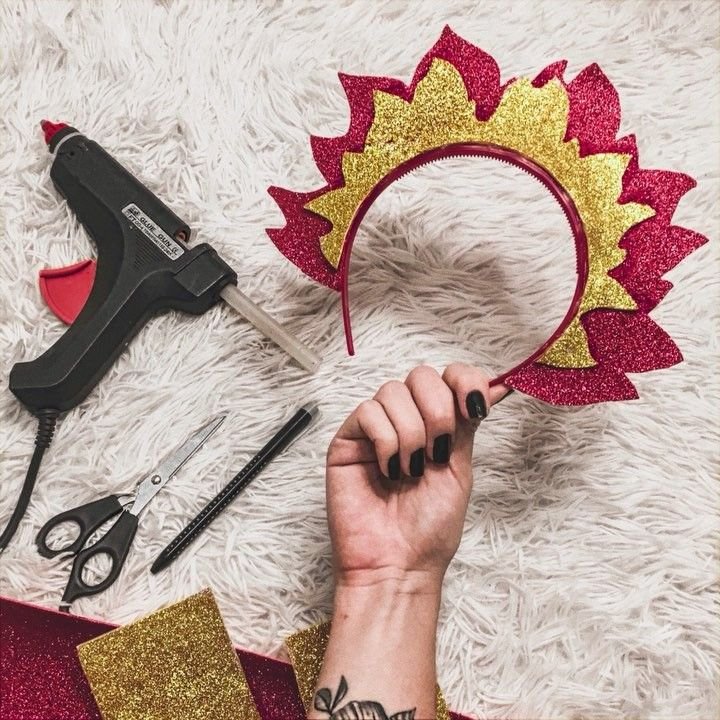 Queridinhas do público, as tiaras são um espetáculo à parte e fonte de muita criatividade. Não tem limites: vale colocar flores, arco íris, chifres de unicórnio, sorvetes, nuvens, estrelas, luas etc.