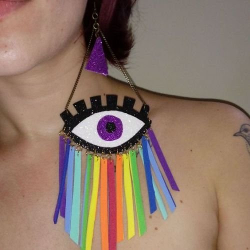 Escolha as opções mais em conta ou faça você mesma em casa usando aqueles chicotes de plástico brilhosos que você encontra em qualquer papelaria, pompons, tiras de tecidos, papel crepom e até EVA.