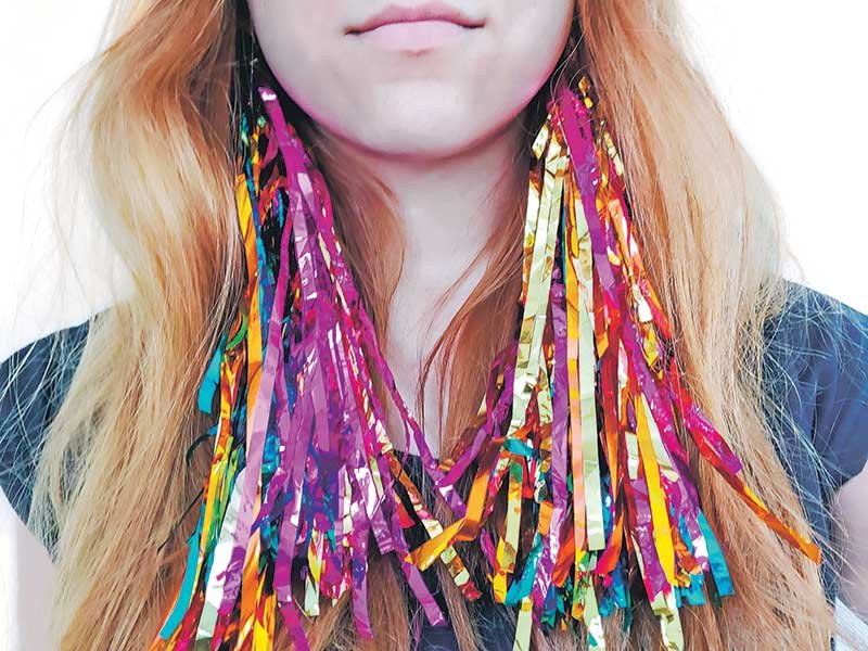 Escolha as opções mais em conta ou faça você mesma em casa usando aqueles chicotes de plástico brilhosos que você encontra em qualquer papelaria, pompons, tiras de tecidos, papel crepom e até EVA.