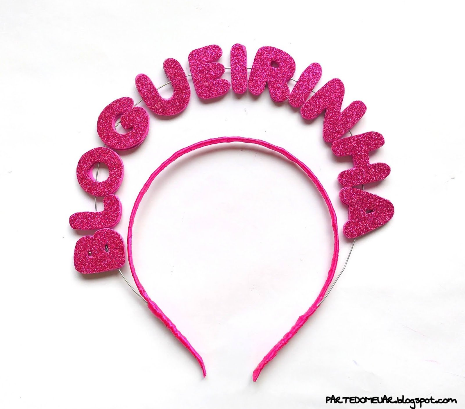 Queridinhas do público, as tiaras são um espetáculo à parte e fonte de muita criatividade. Não tem limites: vale colocar flores, arco íris, chifres de unicórnio, sorvetes, nuvens, estrelas, luas etc.