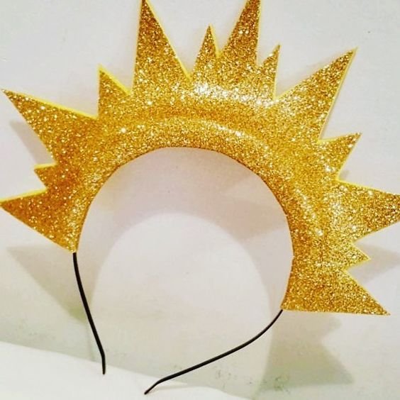 Queridinhas do público, as tiaras são um espetáculo à parte e fonte de muita criatividade. Não tem limites: vale colocar flores, arco íris, chifres de unicórnio, sorvetes, nuvens, estrelas, luas etc.