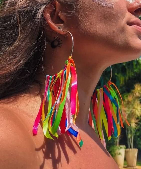 Escolha as opções mais em conta ou faça você mesma em casa usando aqueles chicotes de plástico brilhosos que você encontra em qualquer papelaria, pompons, tiras de tecidos, papel crepom e até EVA.