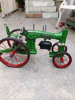 As máquinas de costura antigas já são um lindo objeto decorativo, não é mesmo? Mas, com um pouco mais de empenho tanto a peça como a mesa podem se transformar em lindos objetos para que sua casa fique com um toque muito mais especial.