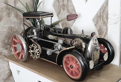 As máquinas de costura antigas já são um lindo objeto decorativo, não é mesmo? Mas, com um pouco mais de empenho tanto a peça como a mesa podem se transformar em lindos objetos para que sua casa fique com um toque muito mais especial.