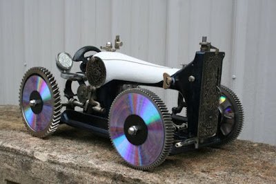 As máquinas de costura antigas já são um lindo objeto decorativo, não é mesmo? Mas, com um pouco mais de empenho tanto a peça como a mesa podem se transformar em lindos objetos para que sua casa fique com um toque muito mais especial.