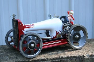 As máquinas de costura antigas já são um lindo objeto decorativo, não é mesmo? Mas, com um pouco mais de empenho tanto a peça como a mesa podem se transformar em lindos objetos para que sua casa fique com um toque muito mais especial.