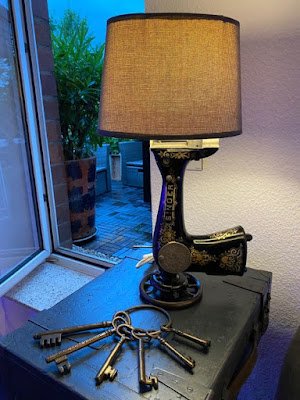 As máquinas de costura antigas já são um lindo objeto decorativo, não é mesmo? Mas, com um pouco mais de empenho tanto a peça como a mesa podem se transformar em lindos objetos para que sua casa fique com um toque muito mais especial.