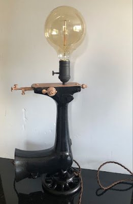 As máquinas de costura antigas já são um lindo objeto decorativo, não é mesmo? Mas, com um pouco mais de empenho tanto a peça como a mesa podem se transformar em lindos objetos para que sua casa fique com um toque muito mais especial.