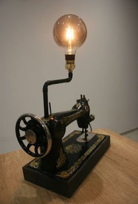 As máquinas de costura antigas já são um lindo objeto decorativo, não é mesmo? Mas, com um pouco mais de empenho tanto a peça como a mesa podem se transformar em lindos objetos para que sua casa fique com um toque muito mais especial.