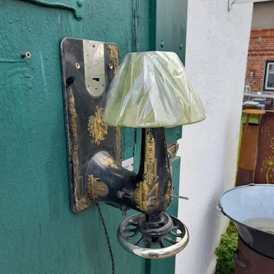 As máquinas de costura antigas já são um lindo objeto decorativo, não é mesmo? Mas, com um pouco mais de empenho tanto a peça como a mesa podem se transformar em lindos objetos para que sua casa fique com um toque muito mais especial.