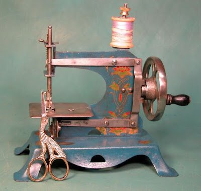 História da máquina de costura: Desde tempos remotos a costura está presente na humanidade.Com o passar do tempo, e o aperfeiçoamento das técnicas de costura, nasceu à profissão de costureiro.