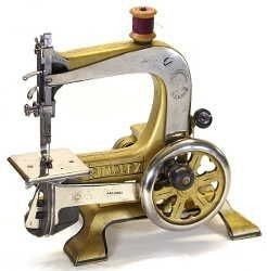 História da máquina de costura: Desde tempos remotos a costura está presente na humanidade.Com o passar do tempo, e o aperfeiçoamento das técnicas de costura, nasceu à profissão de costureiro.