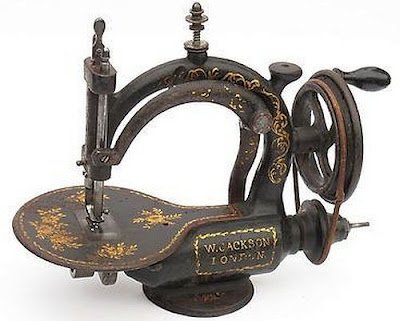 História da máquina de costura: Desde tempos remotos a costura está presente na humanidade.Com o passar do tempo, e o aperfeiçoamento das técnicas de costura, nasceu à profissão de costureiro.