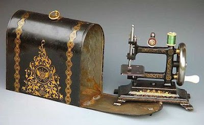 História da máquina de costura: Desde tempos remotos a costura está presente na humanidade.Com o passar do tempo, e o aperfeiçoamento das técnicas de costura, nasceu à profissão de costureiro.