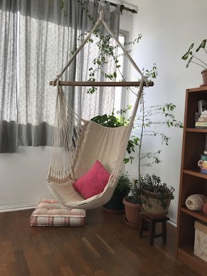 A cadeira de balanço já foi a protagonista de decorações de várias décadas passadas. Ultimamente, ela está de volta, trazendo mais aconchego e personalização aos ambientes. São muito funcionais, servindo para descanso, leituras e, até mesmo, um cochilo no fim do dia e é possível criar diferentes estilos, entre o sofisticado, o clássico ou o rústico.