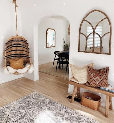 A cadeira de balanço já foi a protagonista de decorações de várias décadas passadas. Ultimamente, ela está de volta, trazendo mais aconchego e personalização aos ambientes. São muito funcionais, servindo para descanso, leituras e, até mesmo, um cochilo no fim do dia e é possível criar diferentes estilos, entre o sofisticado, o clássico ou o rústico.