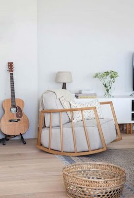 A cadeira de balanço já foi a protagonista de decorações de várias décadas passadas. Ultimamente, ela está de volta, trazendo mais aconchego e personalização aos ambientes. São muito funcionais, servindo para descanso, leituras e, até mesmo, um cochilo no fim do dia e é possível criar diferentes estilos, entre o sofisticado, o clássico ou o rústico.