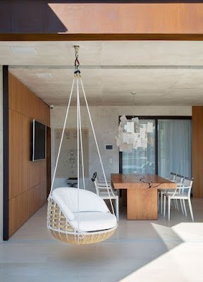 A cadeira de balanço já foi a protagonista de decorações de várias décadas passadas. Ultimamente, ela está de volta, trazendo mais aconchego e personalização aos ambientes. São muito funcionais, servindo para descanso, leituras e, até mesmo, um cochilo no fim do dia e é possível criar diferentes estilos, entre o sofisticado, o clássico ou o rústico.